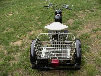 Een Batavus Regency brommer die is omgebouwd naar een driewieler, gespot in de USA.