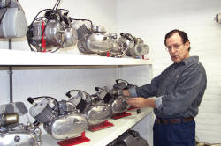 Clemens Jansen bij zijn geliefde JLO motoren, alle door Batavus in Nederland toegepaste motoren heeft Clemens verzameld in zijn museum �n zij werken uiteraard allemaal perfect !