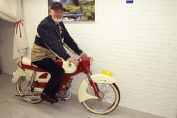 Natuurlijk mocht Leendert W. Koppenol van de Batavus Bromfiets Club even poseren op de Batavus SuperSport van Clemens Jansen.