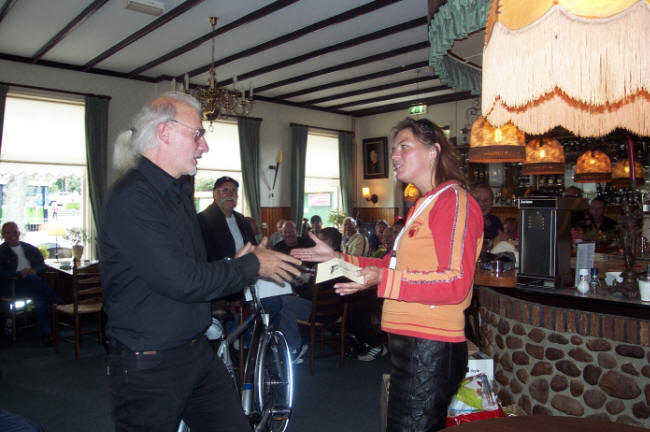 Op deze foto neemt Peter de felicitatie in ontvangst van Nicole Schoutens-Koppenol die de trekking verrichtte.
