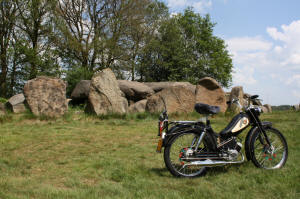 Oerdegelijke kwaliteit in ��n beeld gevat, Batavus Bromfiets en Hunebed, beide trotseren de tijd.  foto's: Leendert W. Koppenol
