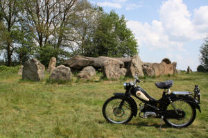 Oerdegelijke kwaliteit in ��n beeld gevat, Batavus Bromfiets en Hunebed, beide trotseren de tijd.  foto's: Leendert W. Koppenol