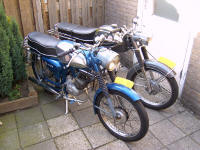 Eigenaar van deze bromfietsen is Remco van Eck