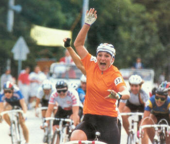 Monique Knol 1989 natuurlijk op een Batavus fiets